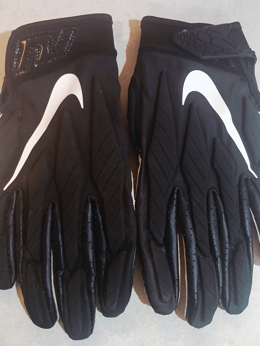 Nike Superbad 5.0 padded football gloves, black & white safari print XL